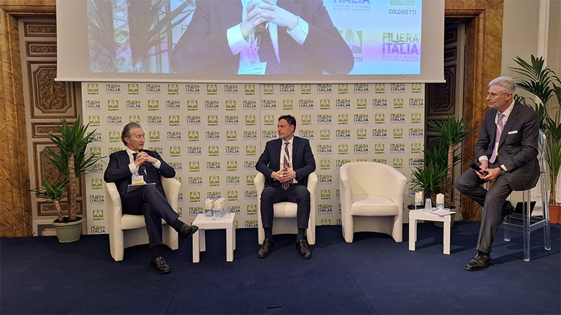 Il presidente di Federdistribuzione, Carlo Buttarelli e il vicepresidente della Aop Unione Quarta Gamma, Maurizio Vittori